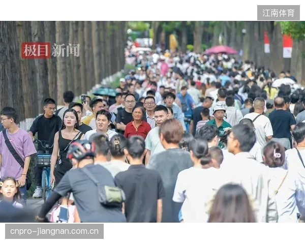 武汉东湖绿道调度中心现已覆盖沿线商户，依据人流热力图引导消费